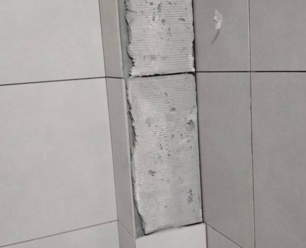 东至瓷砖空鼓维修公司分享下瓷砖施工前基层浇水润湿程度不足，可能导致以下问题