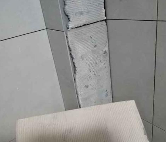 东至瓷砖空鼓维修公司分享下厨房瓷砖脱落的补救措施。